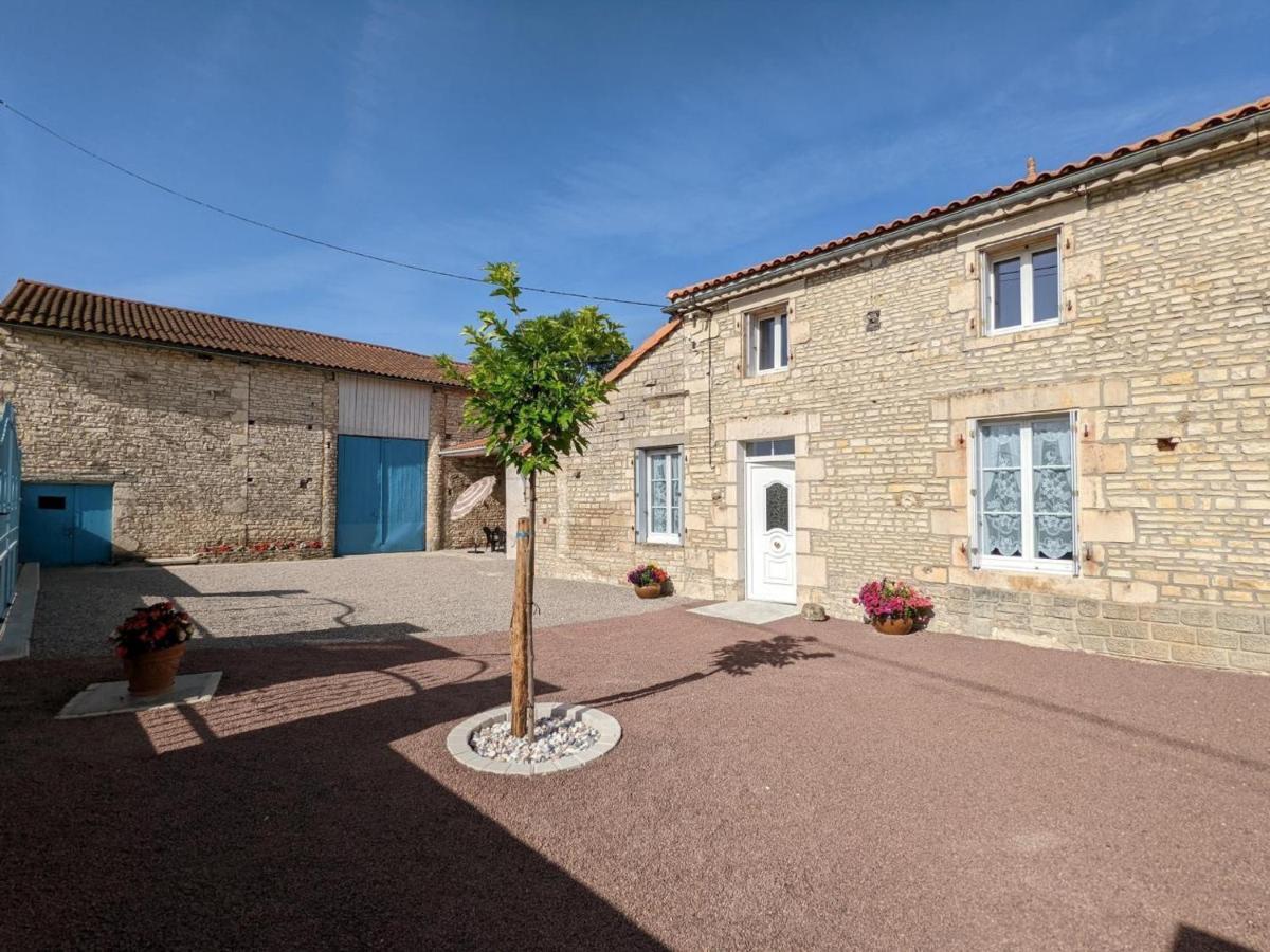 Maison Lumineuse Avec Cour Privative, Proche Sites Culturels, Tout Confort, Equipe Bebe, Wifi Inclus - Fr-1-653-98 Puyreaux Luaran gambar