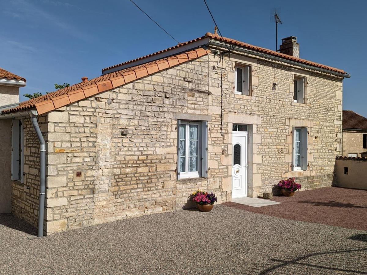 Maison Lumineuse Avec Cour Privative, Proche Sites Culturels, Tout Confort, Equipe Bebe, Wifi Inclus - Fr-1-653-98 Puyreaux Luaran gambar